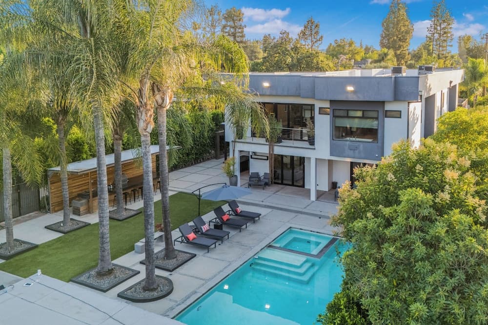 Louise Modern - Image 1