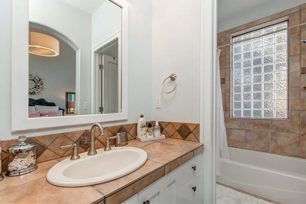 Glamorous Gallivan Place - Image 18