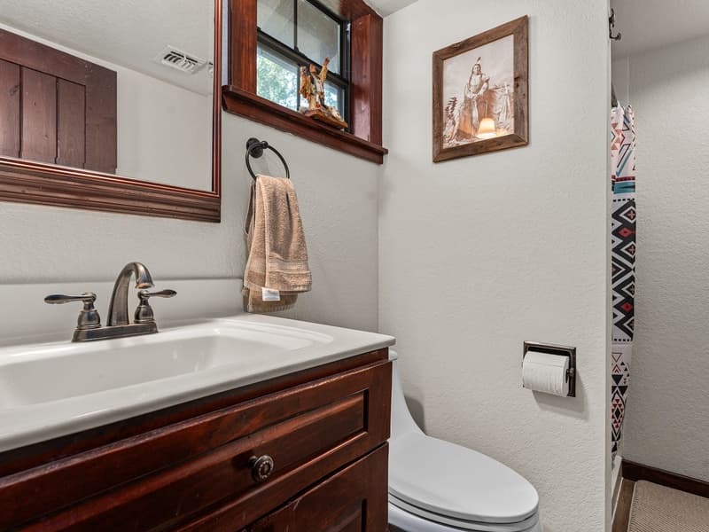 Cedar Bliss Texas Cabin - Image 18