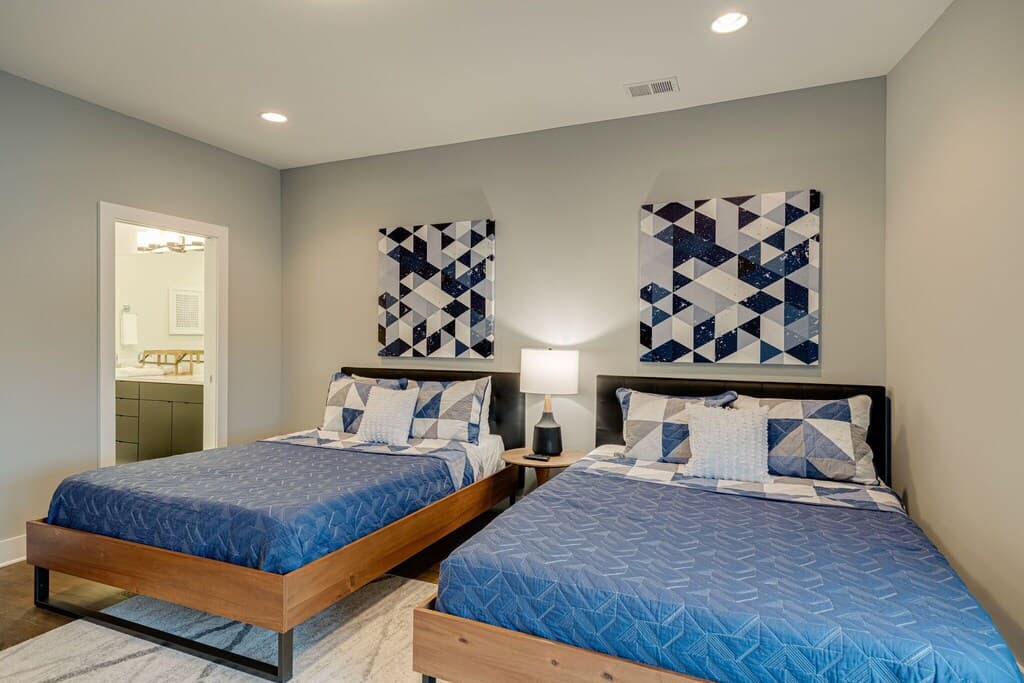 Charlotte Home - Image 2