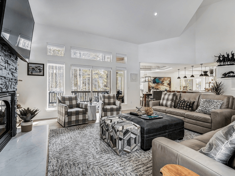 Lakeshore Luxury Chalet - Image 1