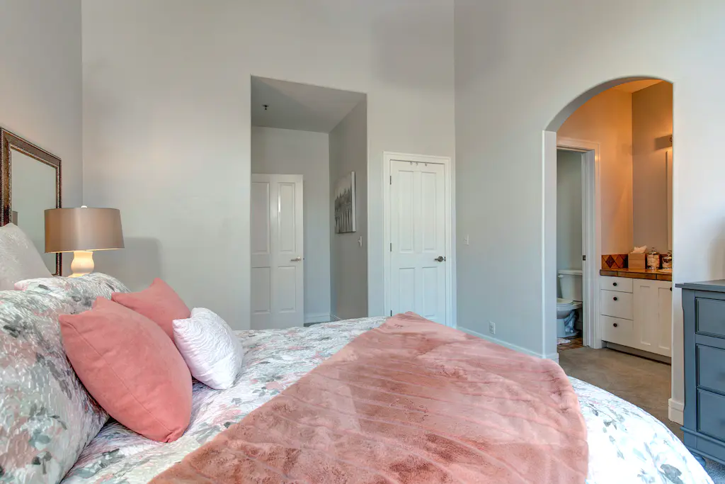 Glamorous Gallivan Place - Image 17