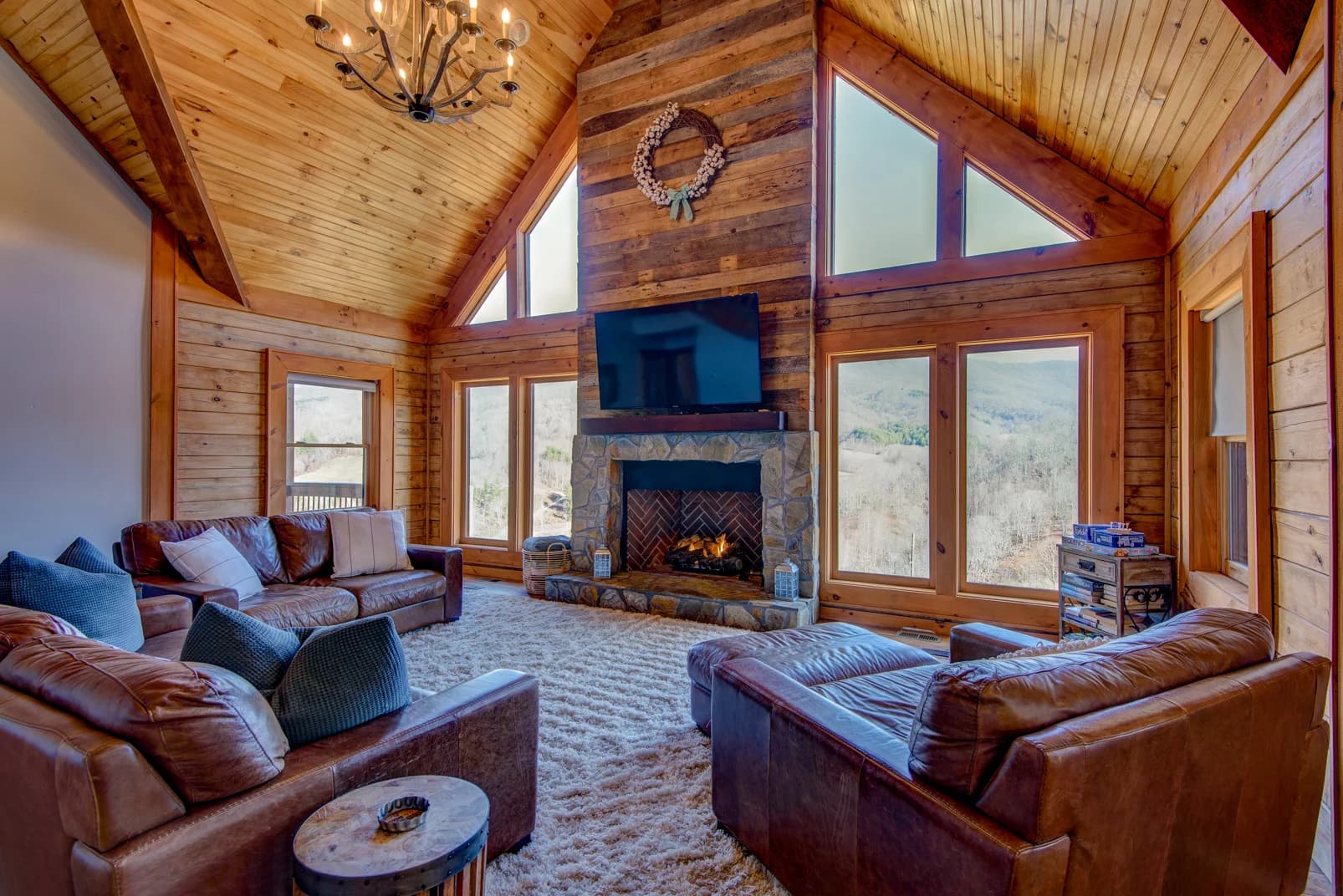 Mountain Range Retreat - Image 2