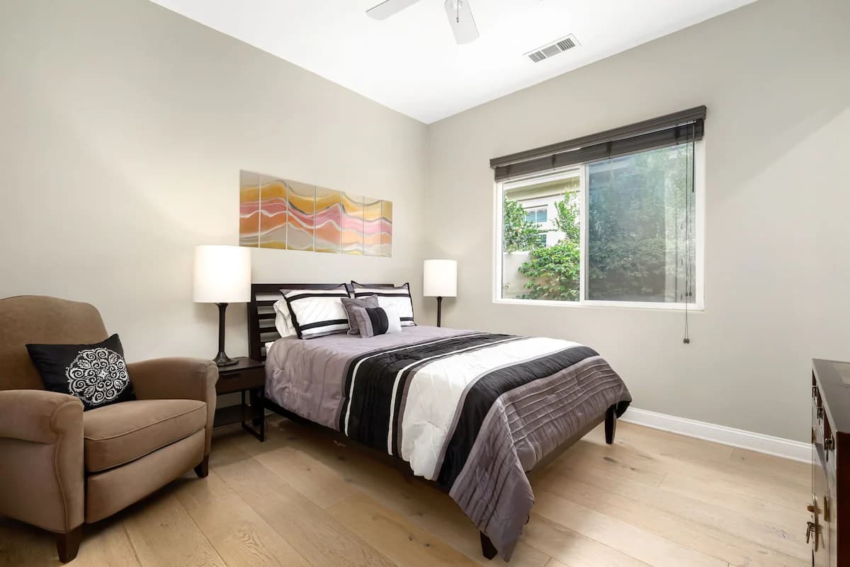 Lake View Home - Image 27