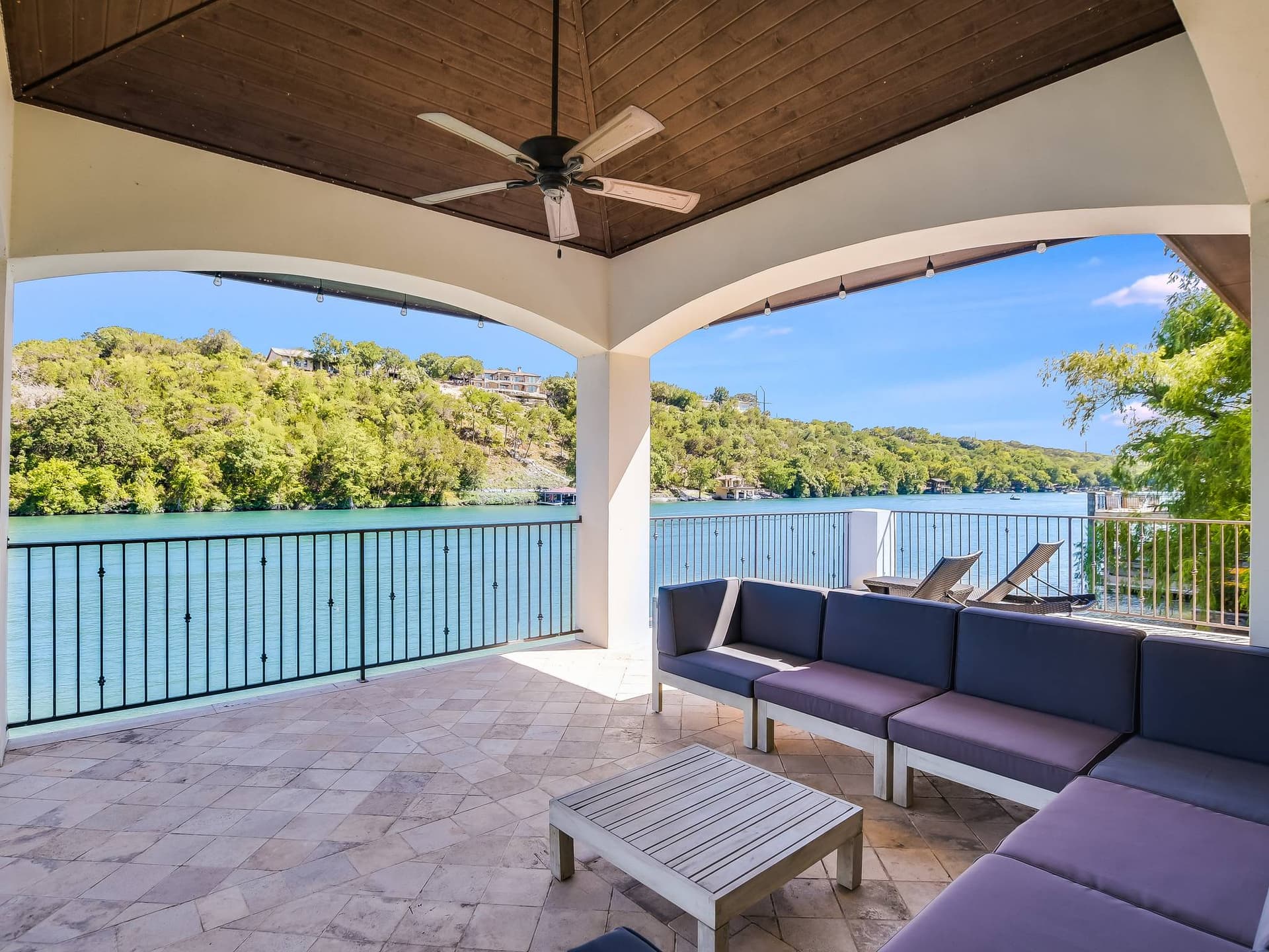 Autograph on Lake Austin - Image 44