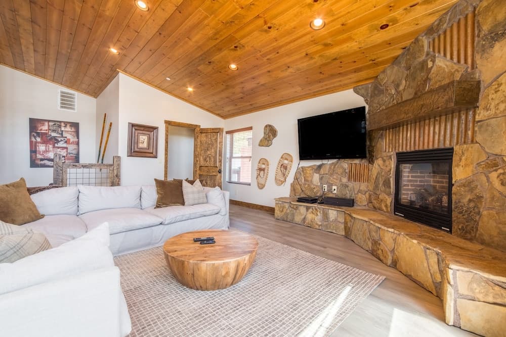 Lakefront Lodge - Image 4