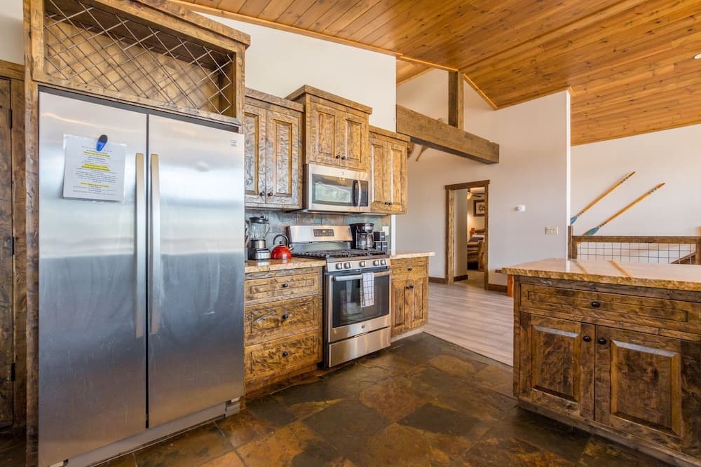 Lakefront Lodge - Image 11