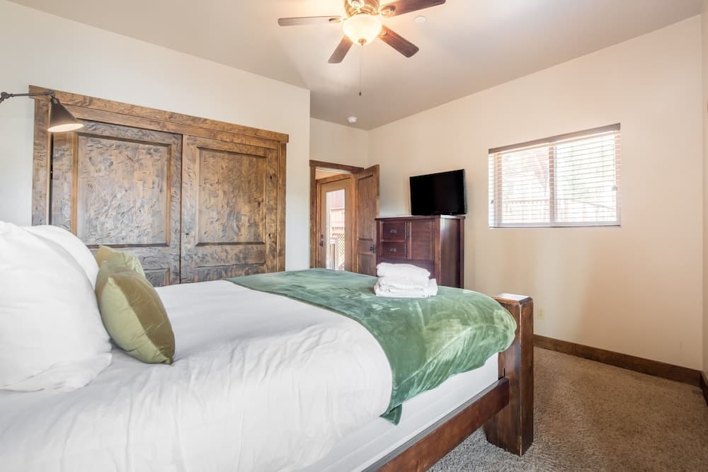 Lakefront Lodge - Image 17