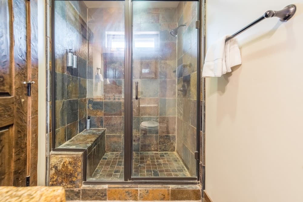 Lakefront Lodge - Image 20