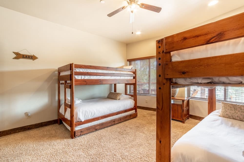 Lakefront Lodge - Image 23