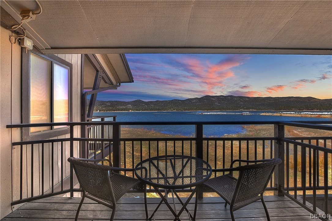 Lakehouse Retreat - Image 17