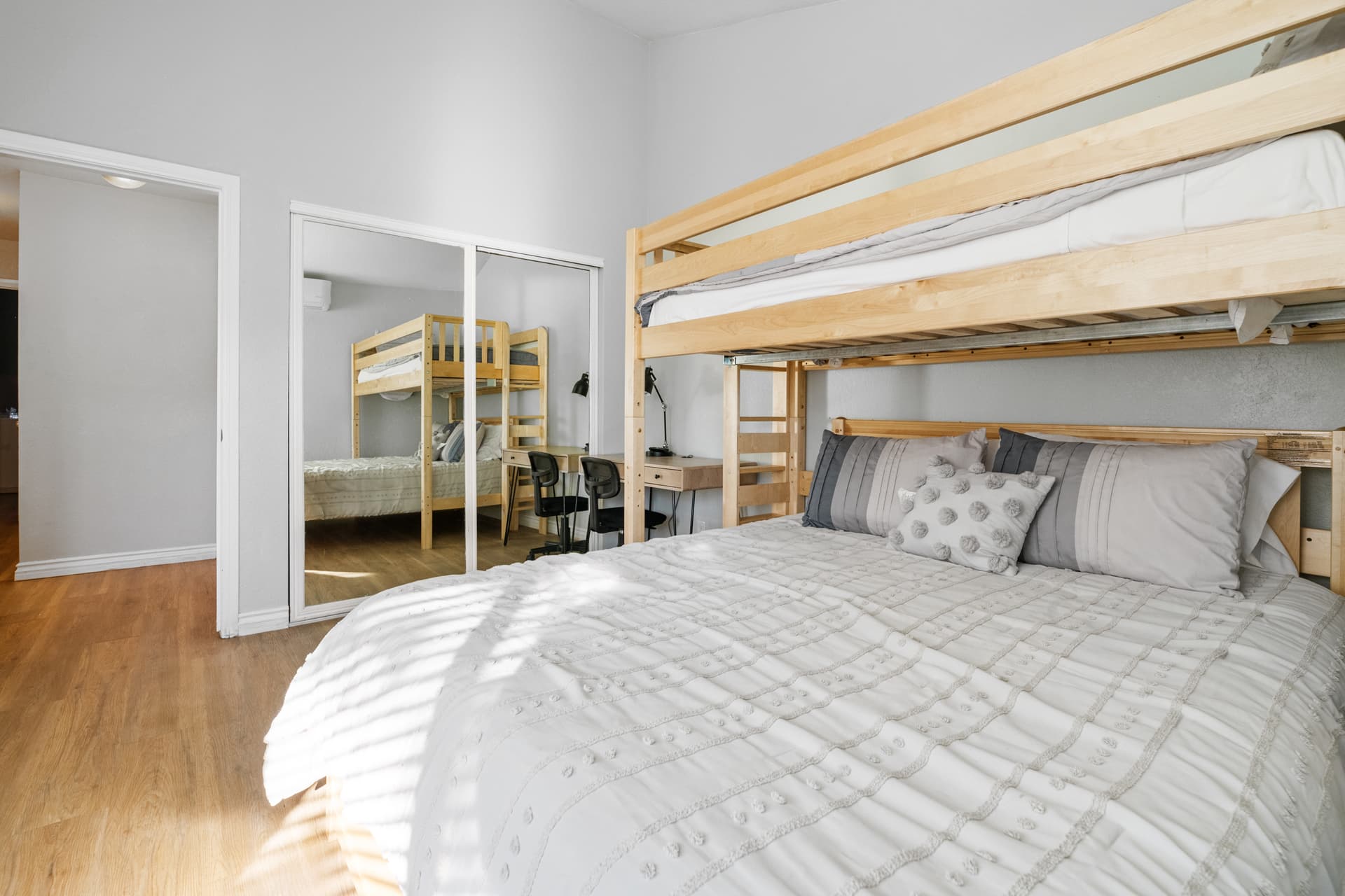 Lakehouse Retreat - Image 11