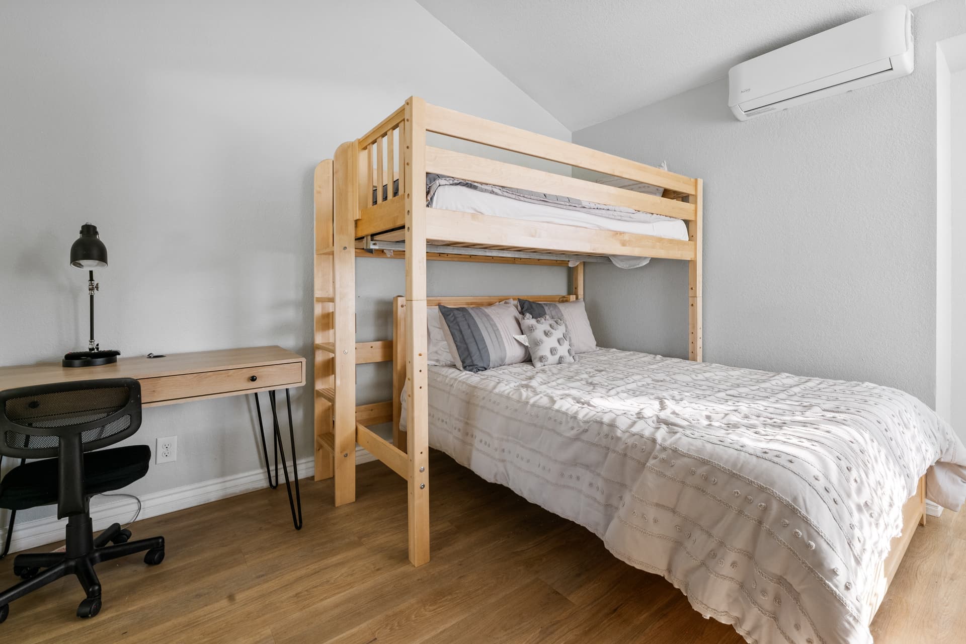 Lakehouse Retreat - Image 13