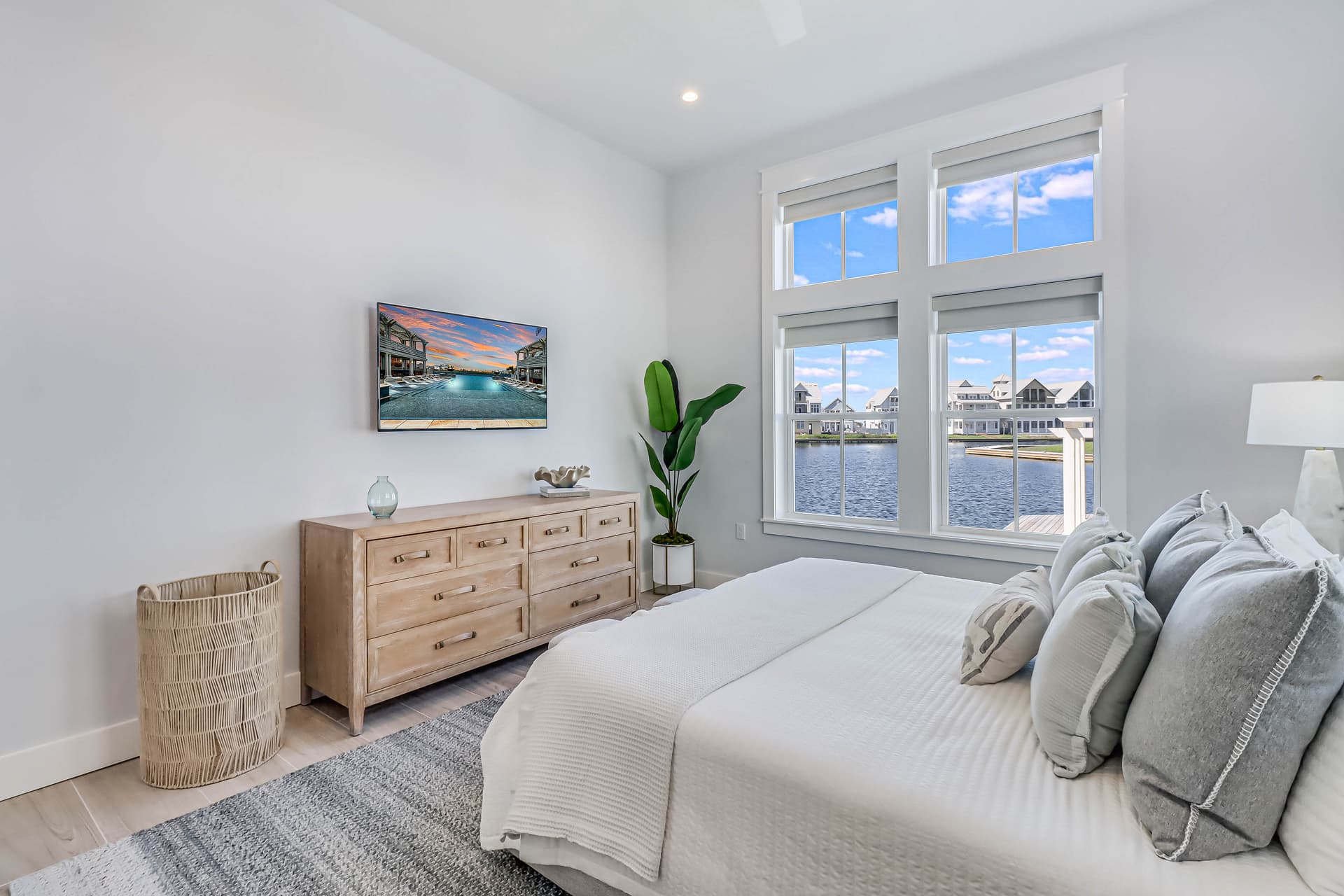 Lakeside Luxury - Image 17