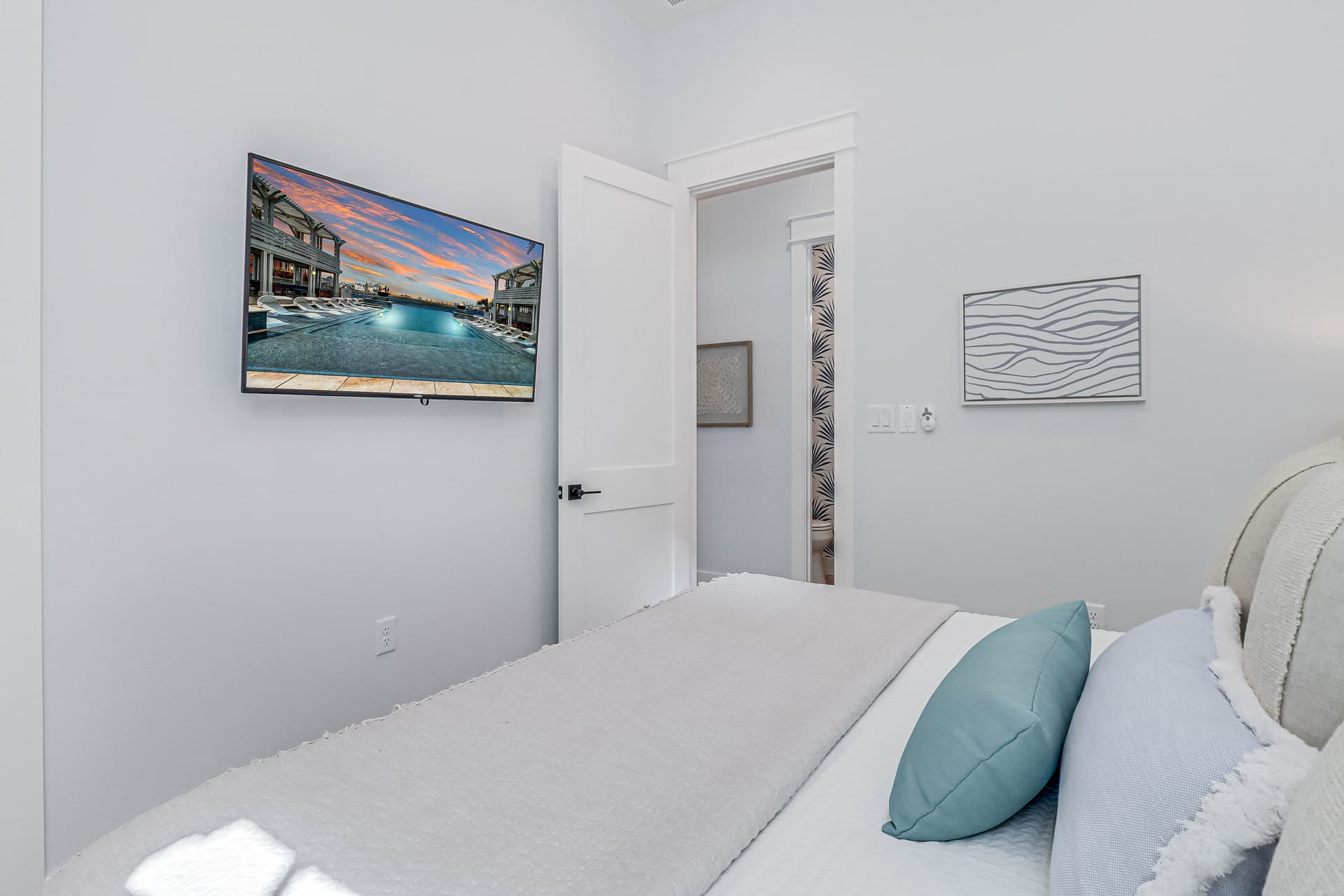 Lakeside Luxury - Image 24