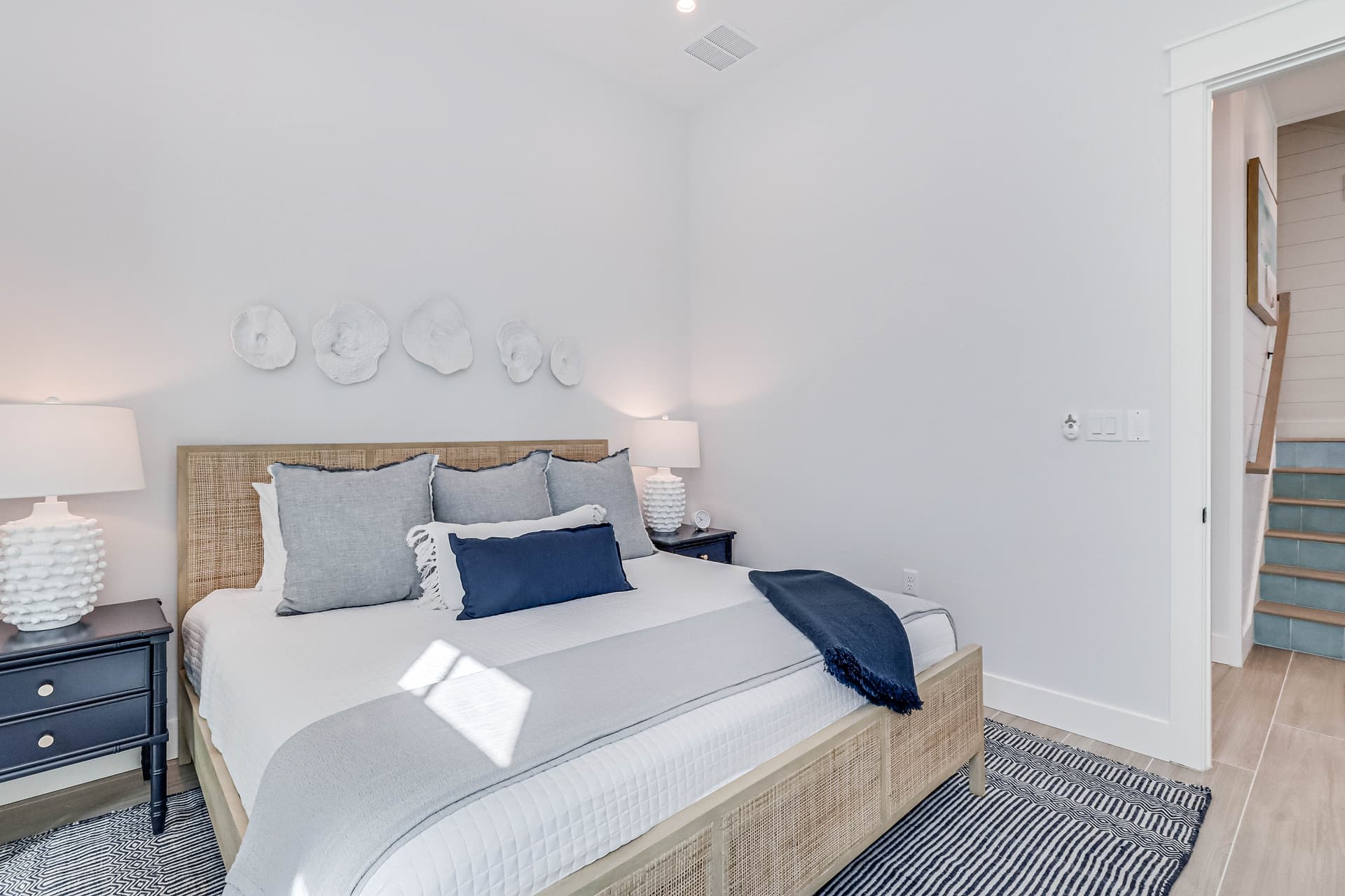 Lakeside Luxury - Image 28