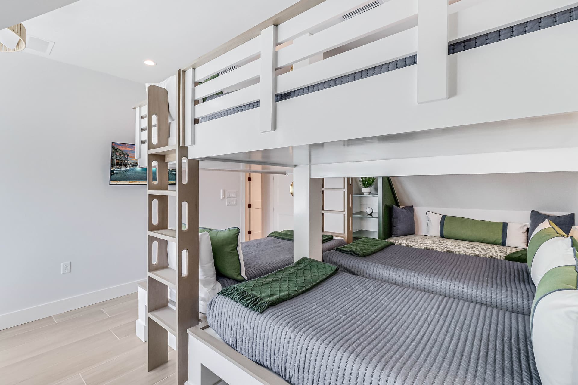 Lakeside Luxury - Image 33