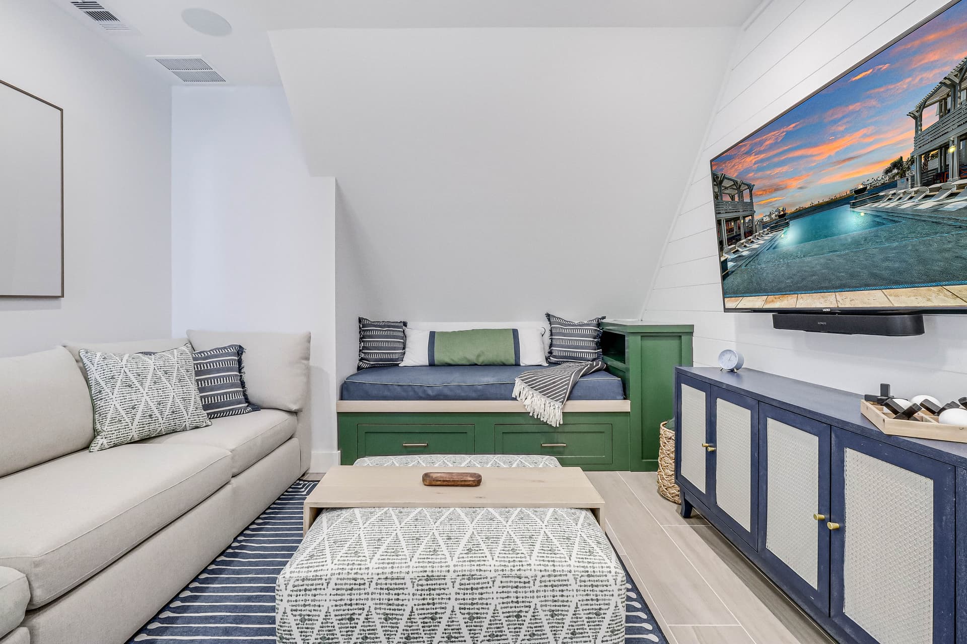 Lakeside Luxury - Image 36