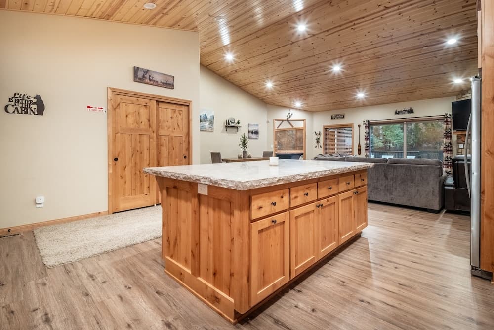 Lazy Bear Lodge - Image 11