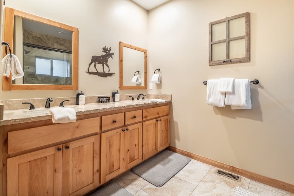 Lazy Bear Lodge - Image 22