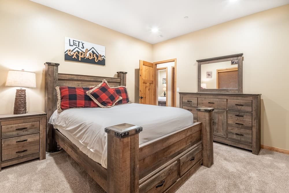 Lazy Bear Lodge - Image 24