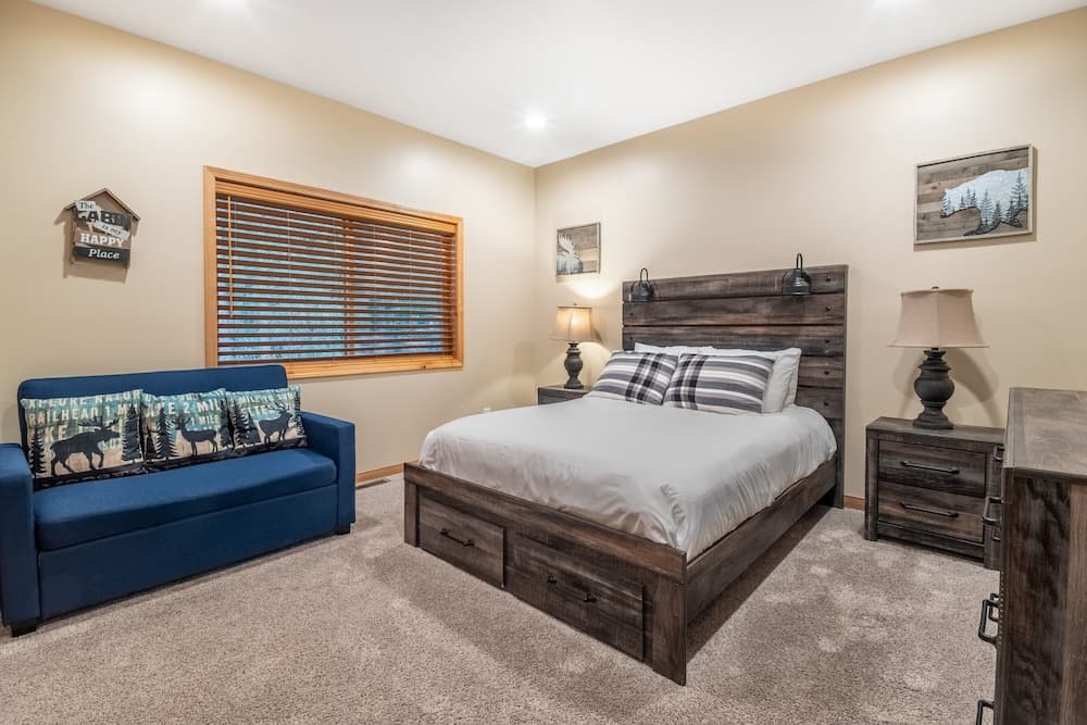 Lazy Bear Lodge - Image 29