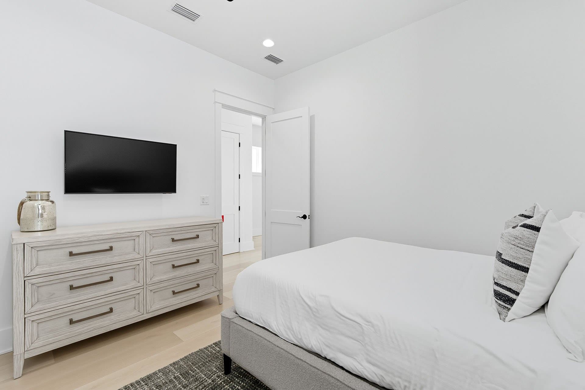 Lilly's Pad - Image 32