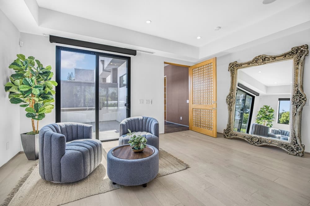 Louise Modern - Image 54