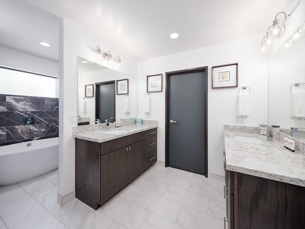 Modern Mansion - Image 34