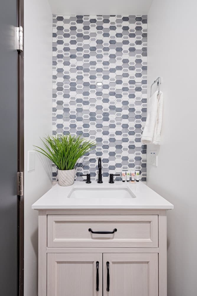 Modern Mansion - Image 36