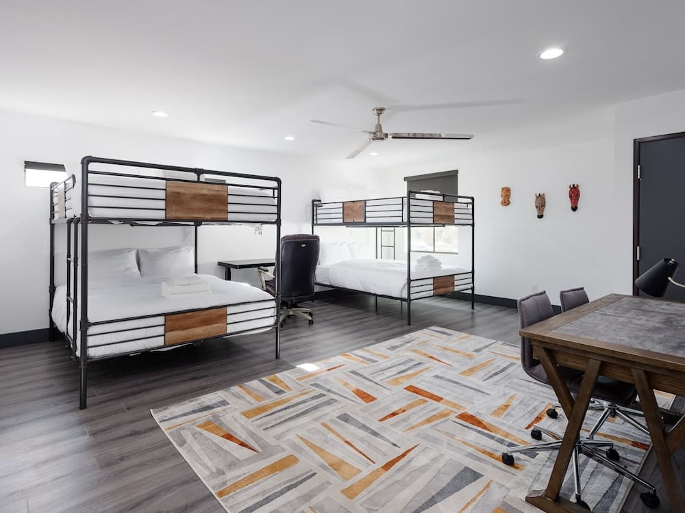 Modern Mansion - Image 37