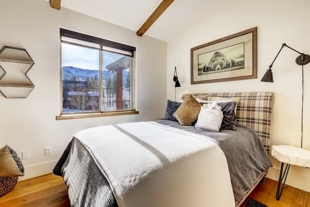 Luxe Mountain Chalet - Image 16