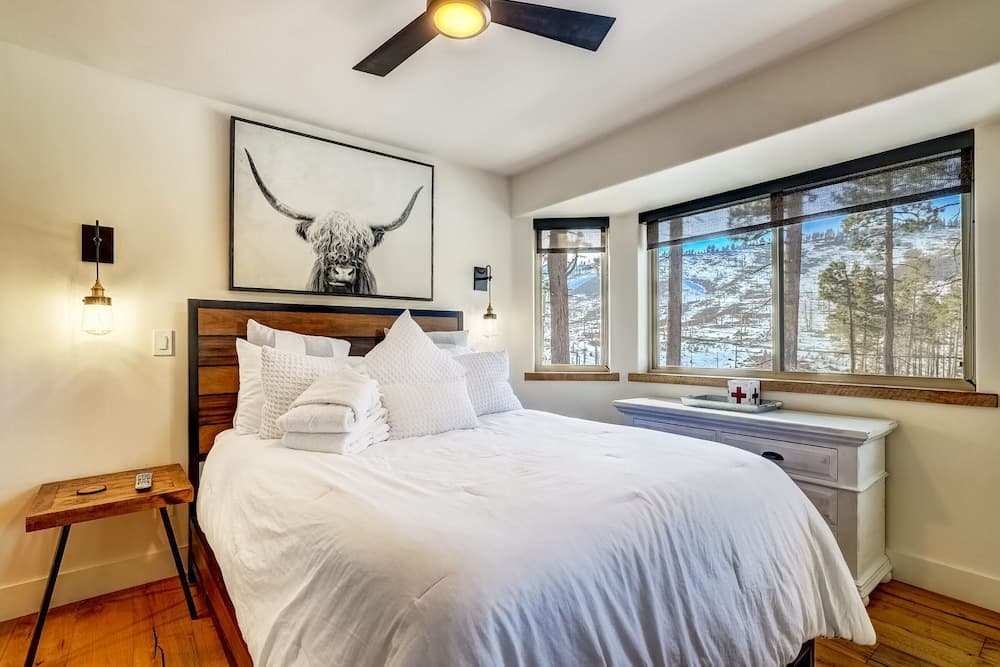 Luxe Mountain Chalet - Image 23