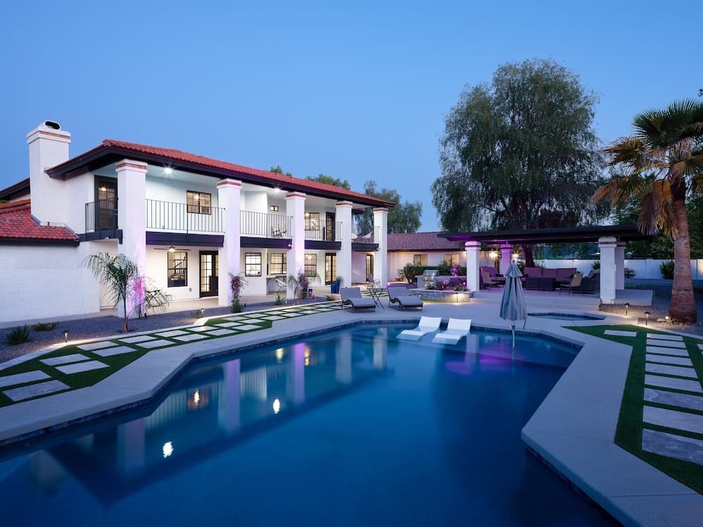 Paradise Palace - Image 1