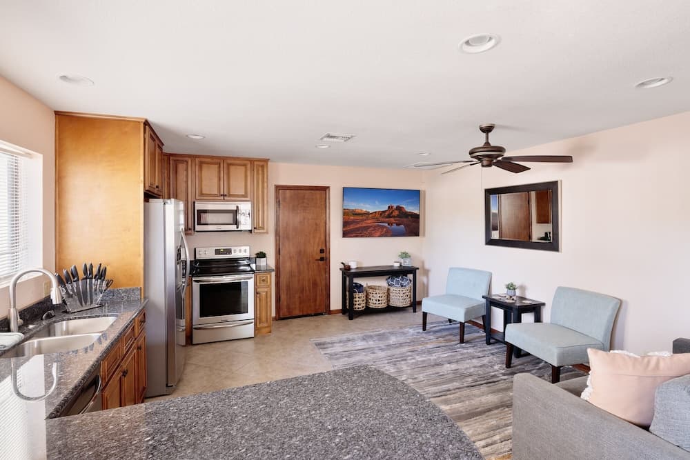 Paradise Palace - Image 27