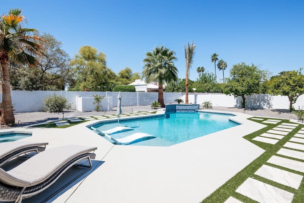 Paradise Palace - Image 33