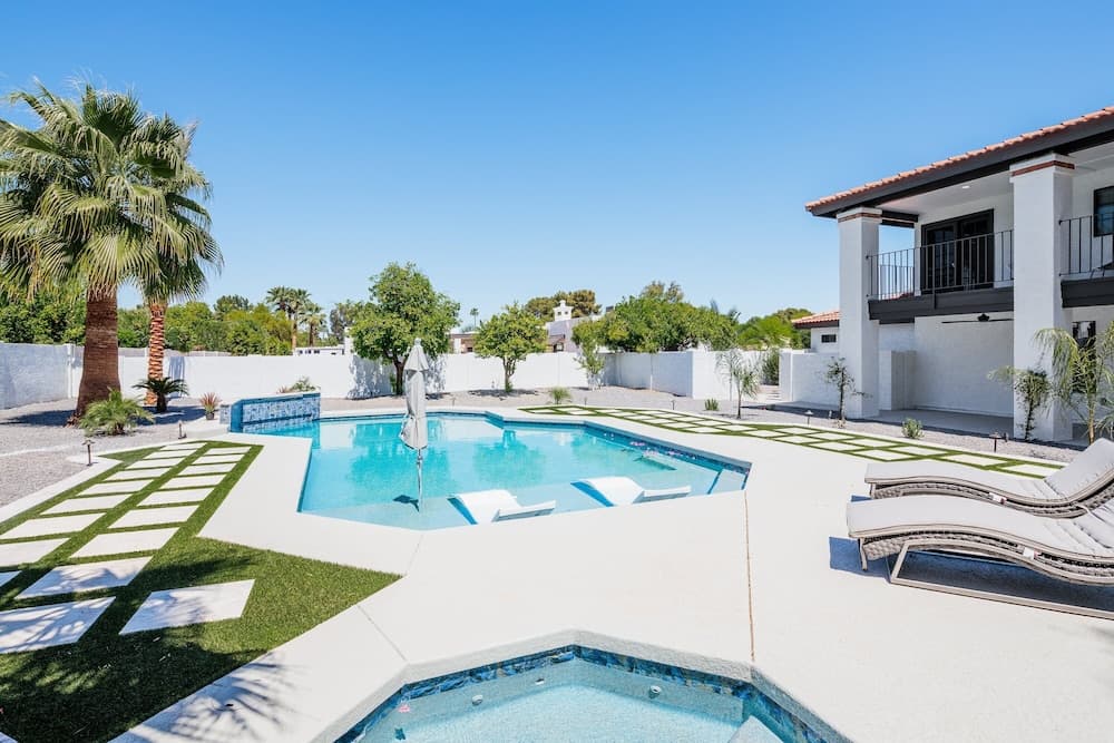 Paradise Palace - Image 35