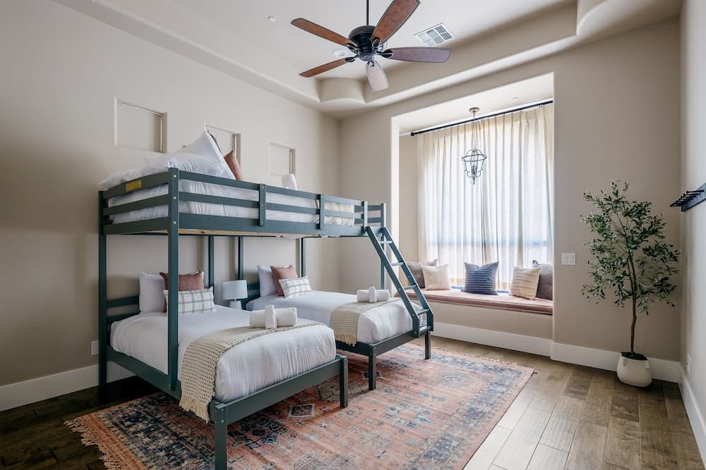 Poolside Paradise - Image 20