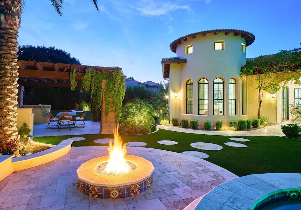 Poolside Paradise - Image 39