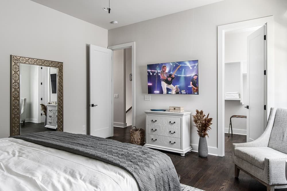 Luxe-tennessee Row - Image 16