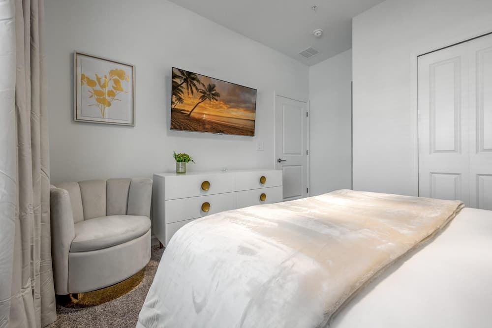 Luxury Chic Modern Home - Image 10