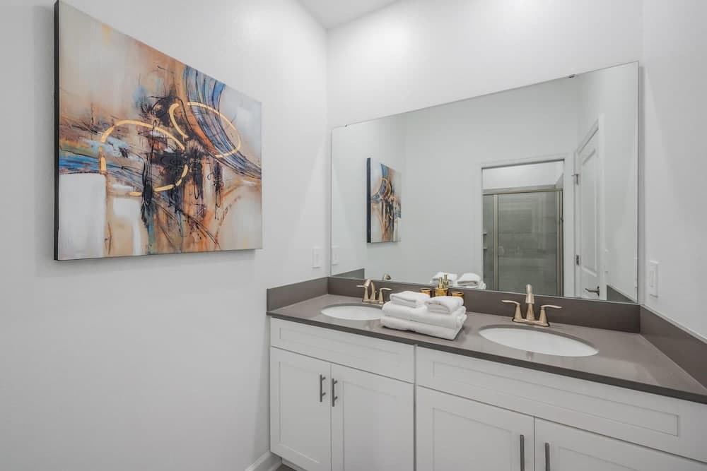 Luxury Chic Modern Home - Image 20