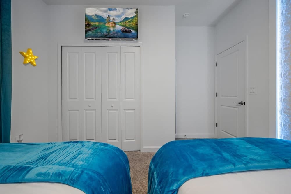 Luxury Chic Modern Home - Image 12