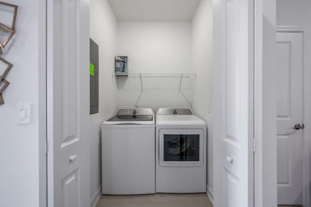 Luxury Chic Modern Home - Image 25