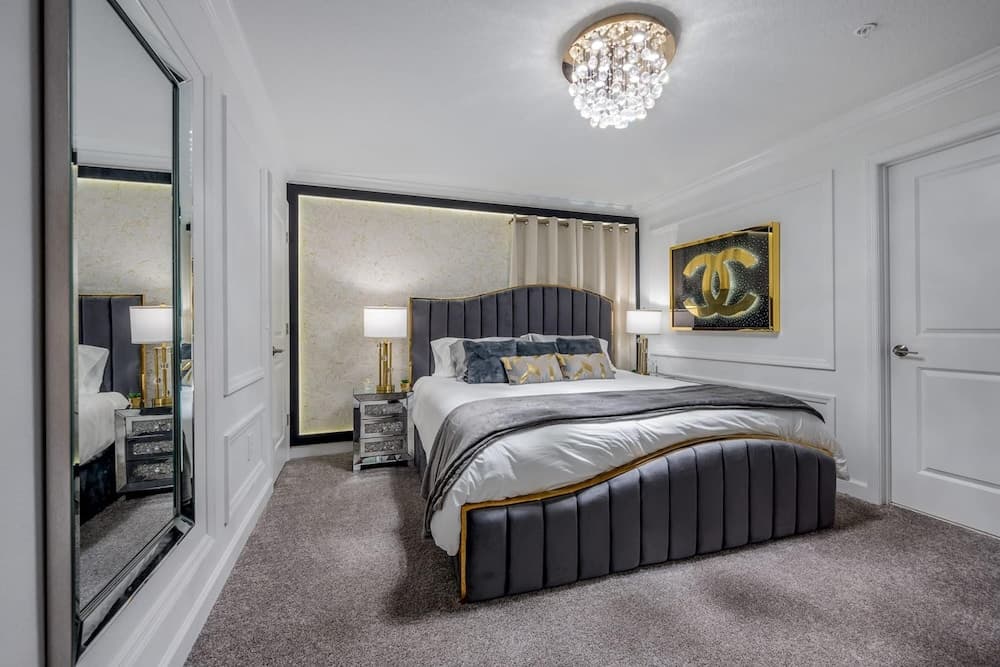 Luxury Chic Modern Home - Image 13