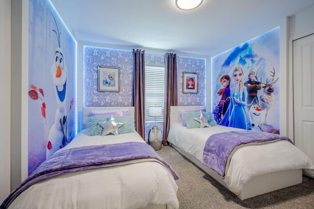 Luxury Chic Modern Home - Image 15