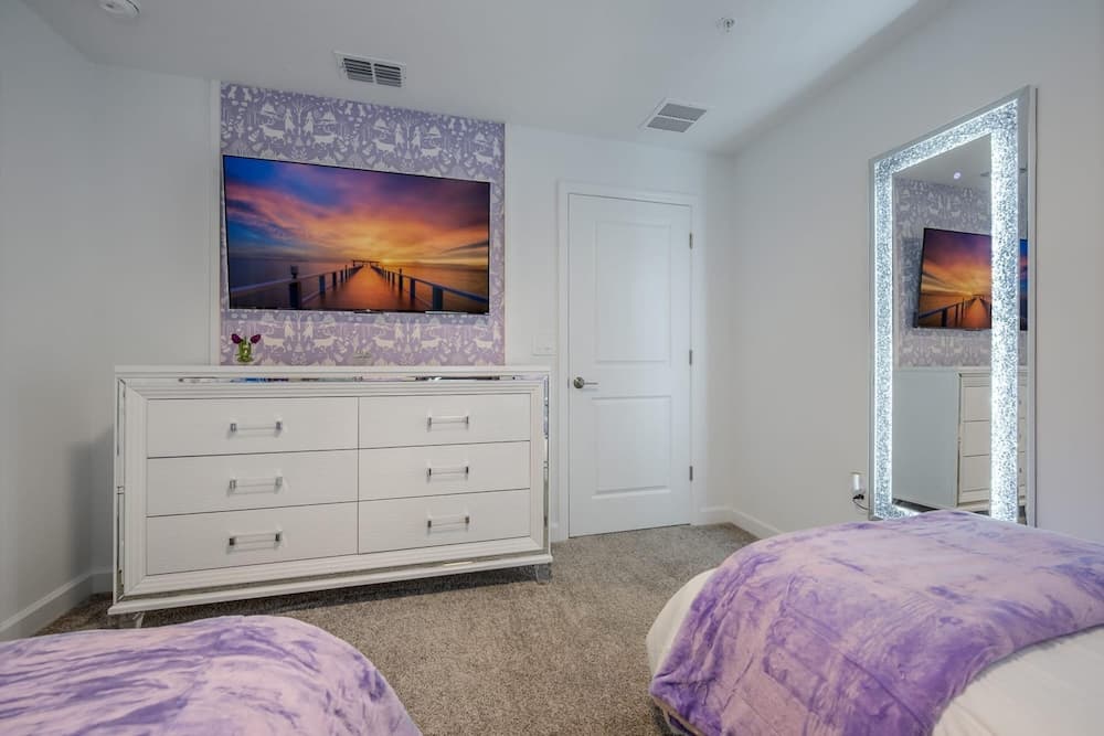 Luxury Chic Modern Home - Image 16