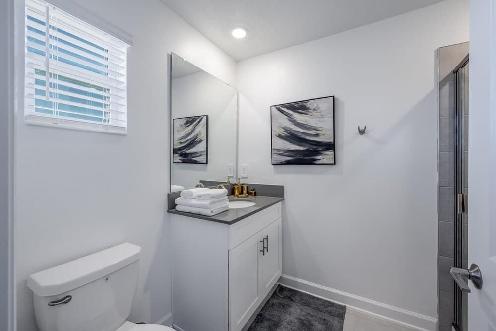 Luxury Chic Modern Home - Image 23