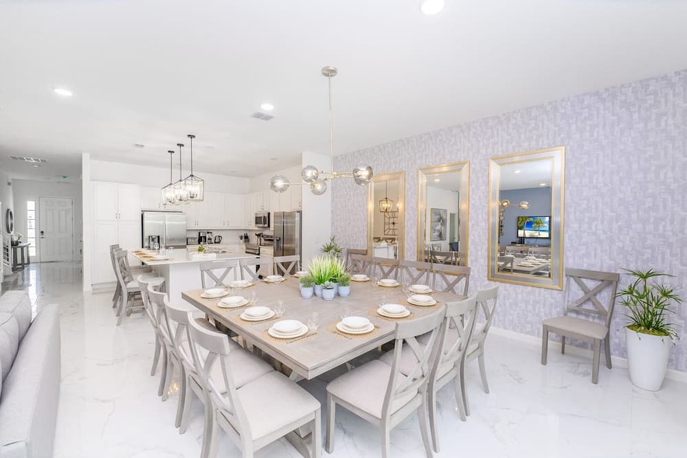 Royal Pool Mansion - Image 5