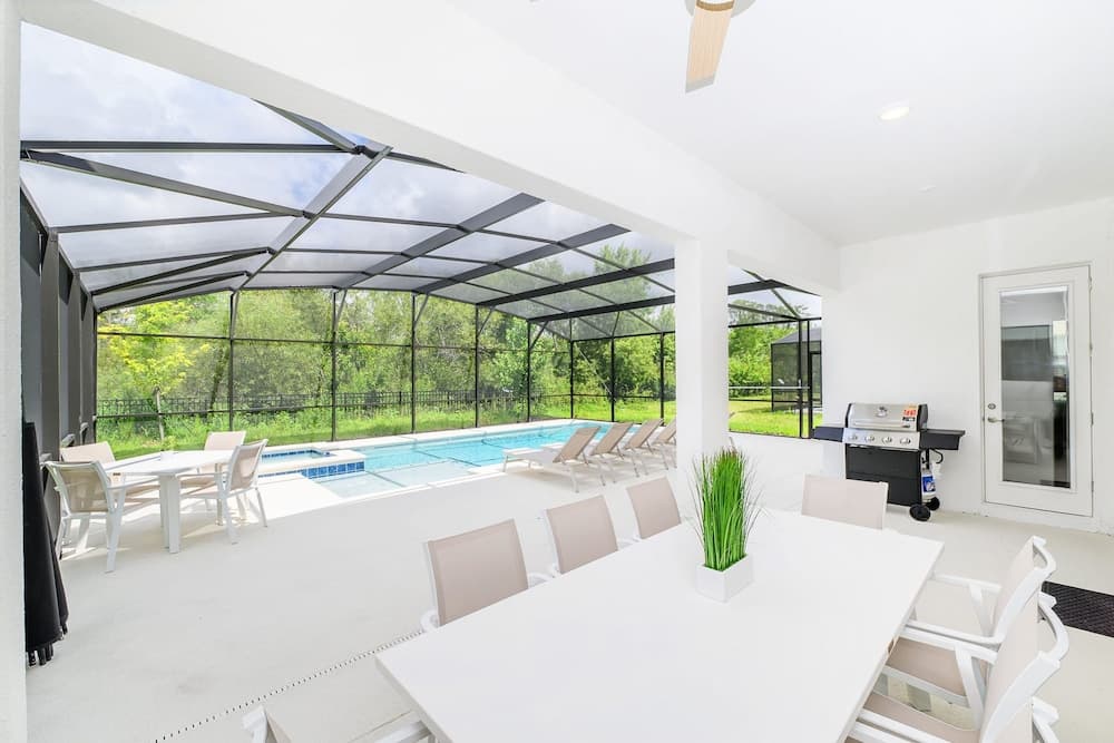 Royal Pool Mansion - Image 2